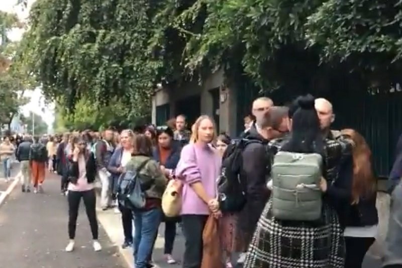 Kolejki do konsulatu w Mediolanie.