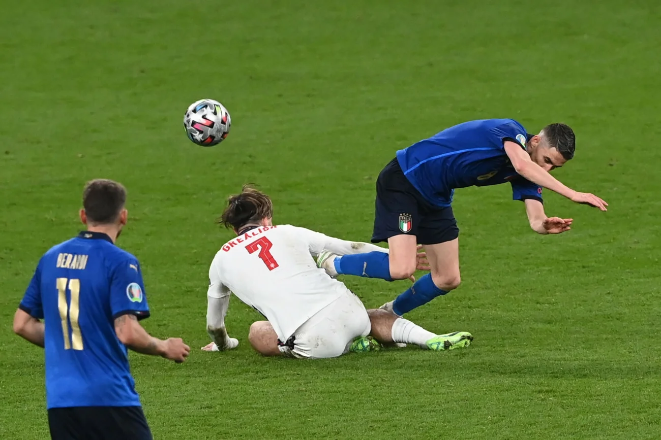 Jorginho brutalnie sfaulował Jacka Grealisha, ale nie został wyrzucony z boiska