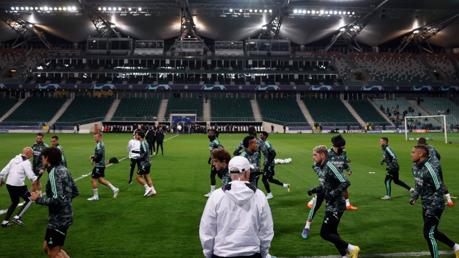Zespół słynnego Realu Madryt podczas poniedziałkowego treningu na stadionie Legii Warszawa.