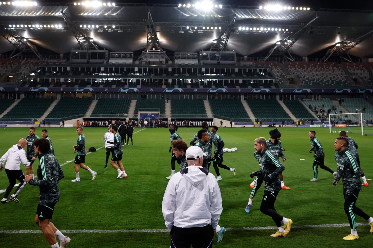 Zespół słynnego Realu Madryt podczas poniedziałkowego treningu na stadionie Legii Warszawa.