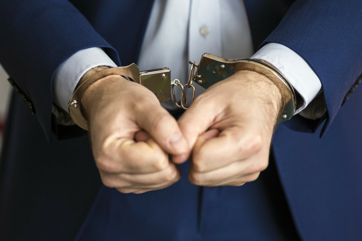 Mężczyzna prosto ze ślubu trafił do więzienia. Był poszukiwany.