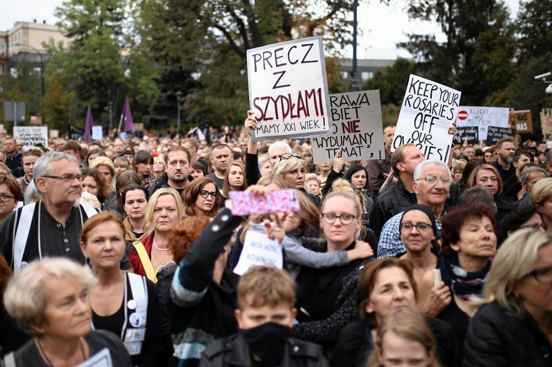 – Panie Jarosławie Kaczyński, tutaj jest Polska – krzyczy tłum na Wiejskiej. – Margines fanatyczny nie będzie dyktować nam co mamy robić! Pani premier, może pani chciała być tutaj, ale nie pozwolił Jarosław Kaczyński – pada ze sceny.