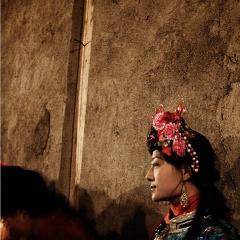 Kobieta Mosuo w tradycyjnym stroju.