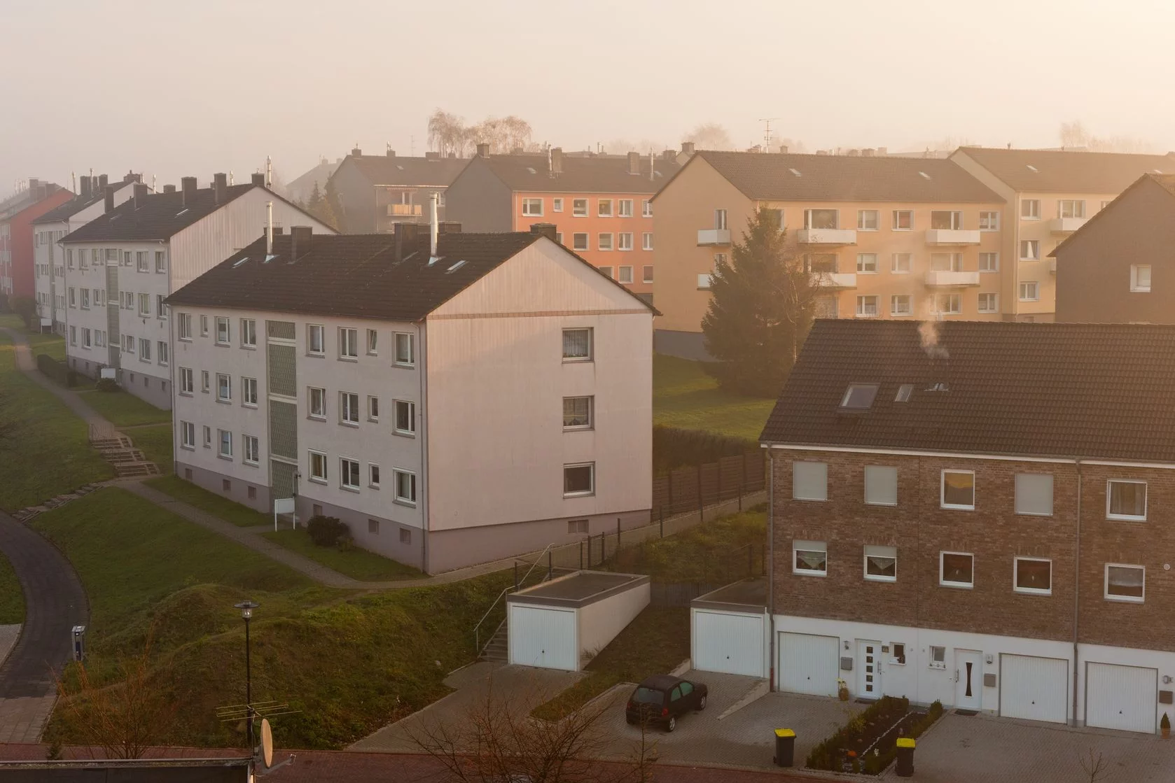 "Po cóż innego żyjemy, jak nie po to, by być przedmiotem rozrywki naszych sąsiadów i z kolei śmiać się z nich?" - podsumowała relacje sąsiedzkie w jednej z powieści Jane Austen.