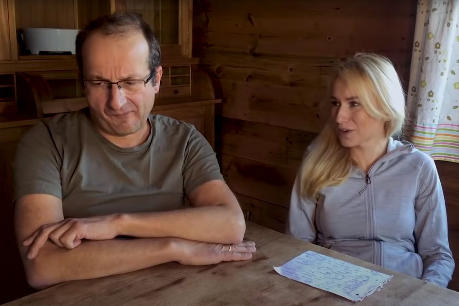 W rolach głównych "Państwa z kartonu" wystąpił Robert Górski i jego żona Monika