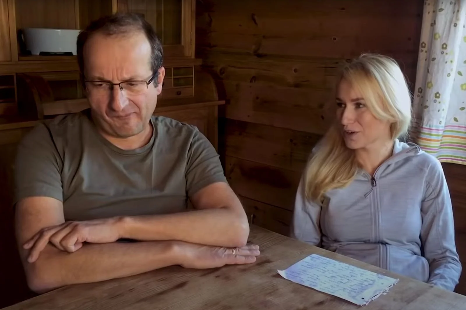 W rolach głównych "Państwa z kartonu" wystąpił Robert Górski i jego żona Monika