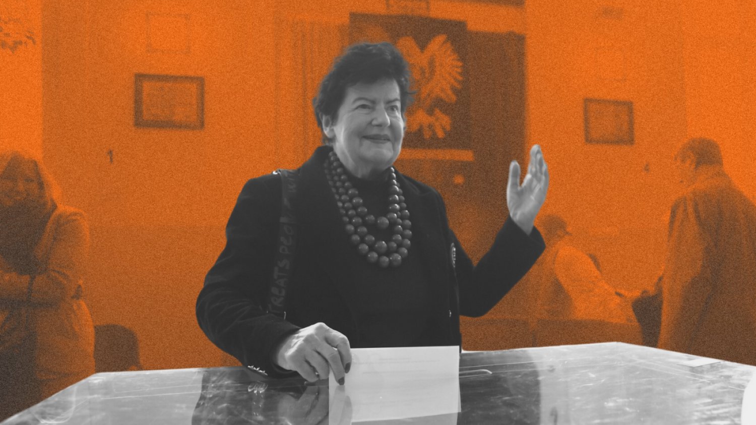 Lepiej głosować na Rafała Trzaskowskiego – przekonuje prof. Joanna Senyszyn. W programie Krótko i naTemat skomentowała piwo Trzaskowskiego z Mentzenem. Joanna Senyszyn z uśmiechem na twarzy wrzuca kartę wyborczą do urny. Drugą rękę ma podniesioną w geście pozdrowienia. Polityczka w głosowaniu 1 czerwca popiera Rafała Trzaskowskiego.