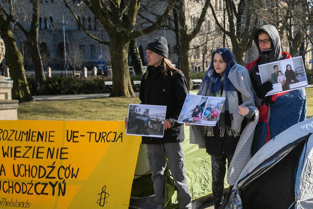 W Polsce prawa uchodźców często nie są przestrzegane.