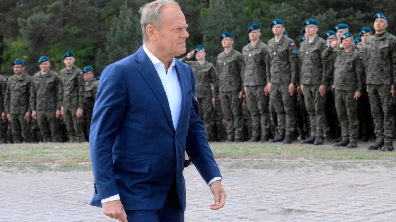 "Koniec wakacji wojskowych". Tusk z jasnym komunikatem po szczycie NATO. Donald Tusk wrócił z jasnym stanowiskiem. Mówi o końcu wakacji wojskowych.