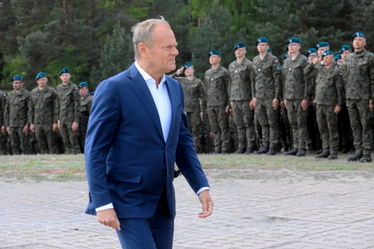 "Koniec wakacji wojskowych". Tusk z jasnym komunikatem po szczycie NATO. Donald Tusk wrócił z jasnym stanowiskiem. Mówi o końcu wakacji wojskowych.