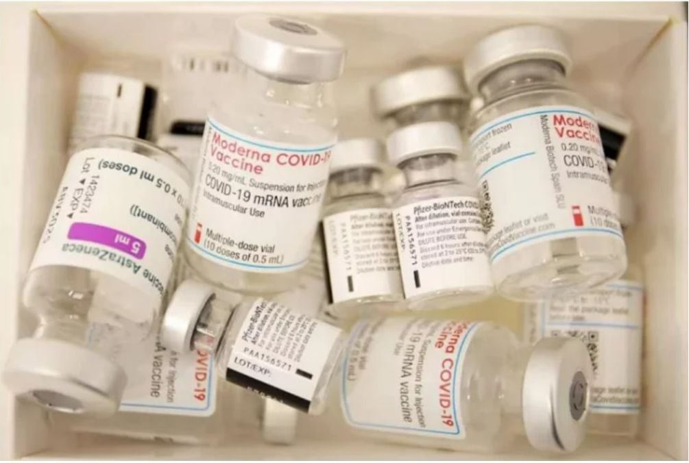 Służby medyczne w Hiszpanii wyraziły we wtorek zgodę na dopuszczenie szczepień przeciw COVID-19 mieszanymi preparatami.