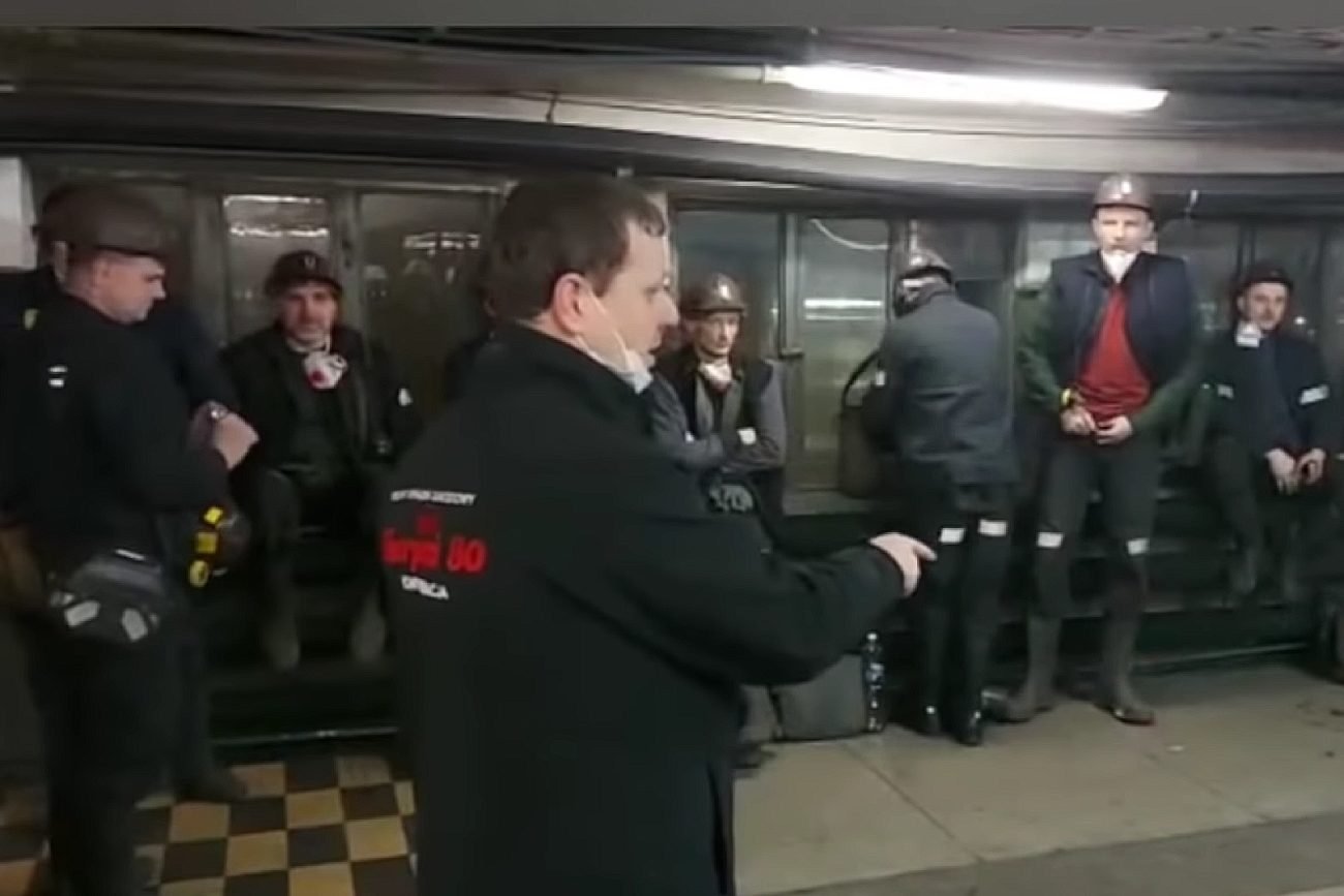 Górnik Damian Hacaś z WZZ Sierpień'80 w KWK "Wujek" wygłosił przemówienie miażdżące dla rządu PiS