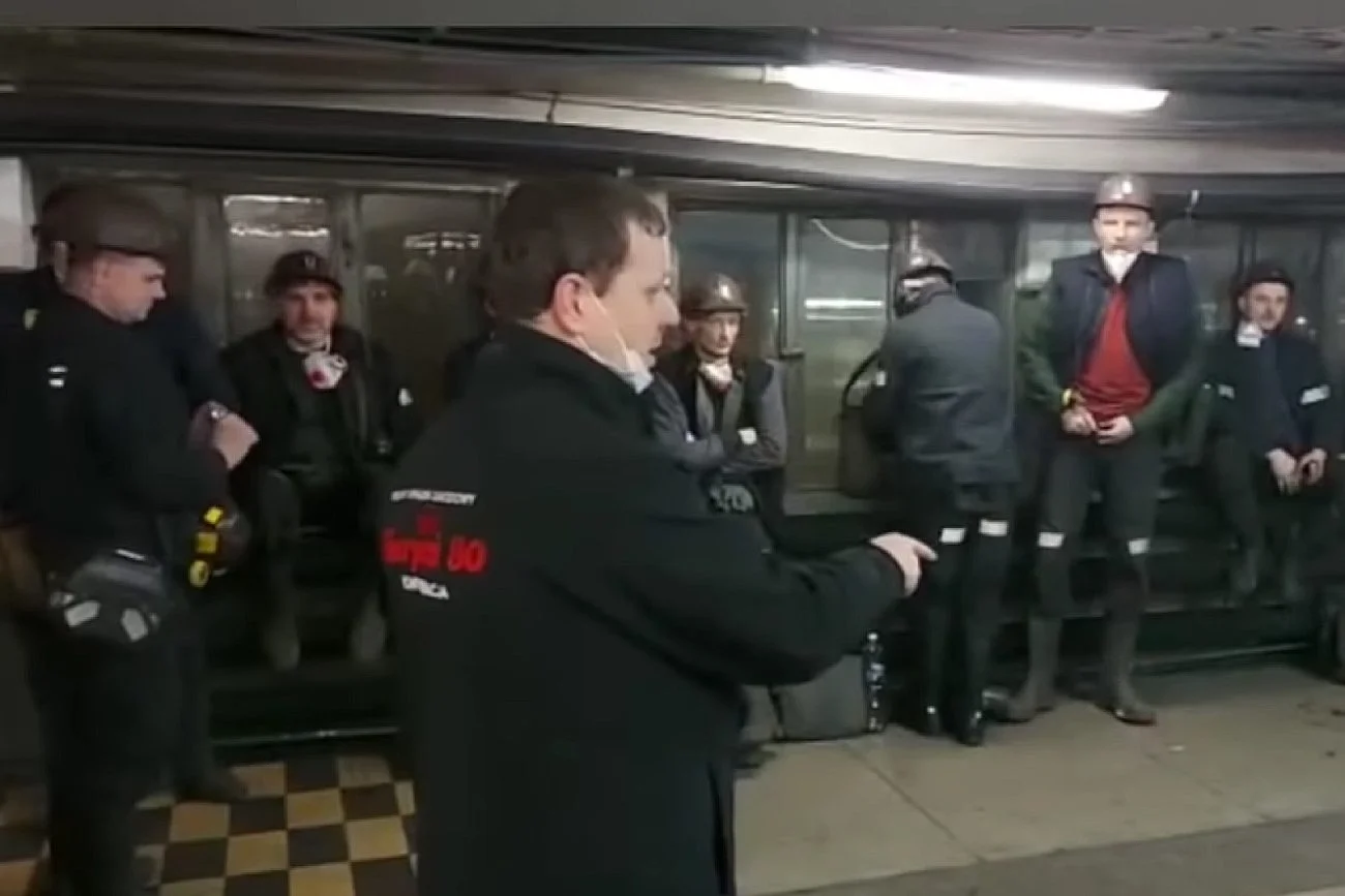 Górnik Damian Hacaś z WZZ Sierpień'80 w KWK "Wujek" wygłosił przemówienie miażdżące dla rządu PiS. Górnik Damian Hacaś z WZZ Sierpień'80 w KWK "Wujek" wygłosił przemówienie miażdżące dla rządu PiS