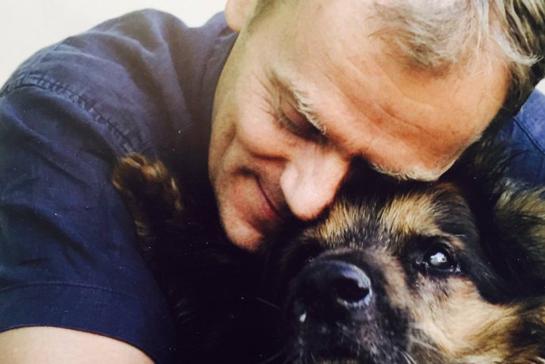 Prawicowe media zgromiły Tuska za to, że "uderzył piłką psa"