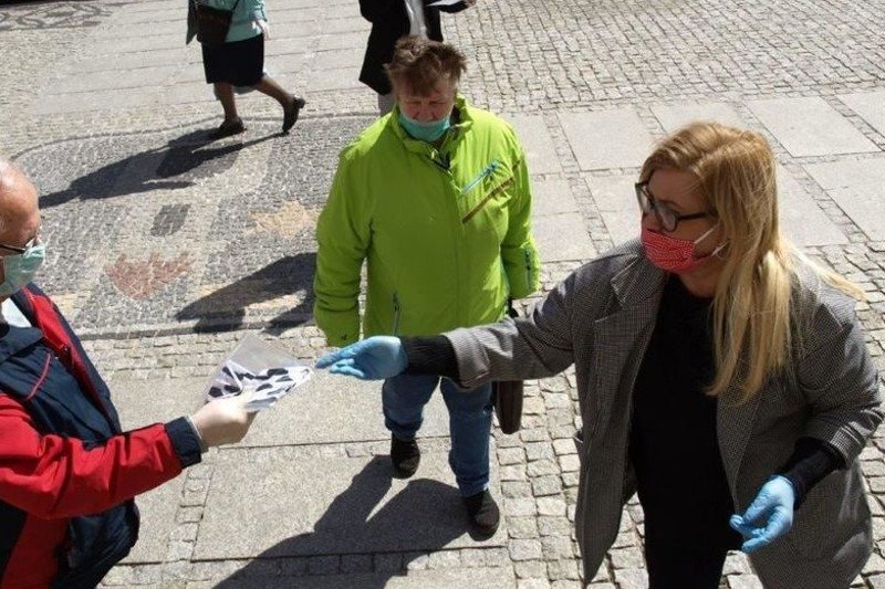 Katarzyna Woźniak, dyrektorka Domu Kultury w Świebodzicach, ma zapłacić 10 tys. zł kary za to, że w kwietniu szyła i rozdawała mieszkańcom miasta maseczki.