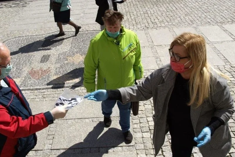 Katarzyna Woźniak, dyrektorka Domu Kultury w Świebodzicach,  ma zapłacić 10 tys. zł kary za to, że w kwietniu szyła i rozdawała mieszkańcom miasta maseczki.