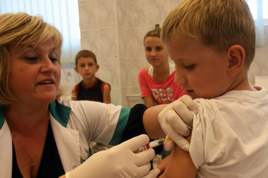 Australijski rząd zabiera pieniądze rodzicom dzieci, którzy nie chcą ich szczepić.