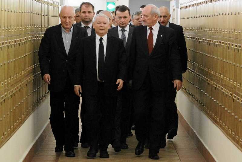 Posłowie PiS w drodze na posiedzenie zespołu Antoniego Macierewicza