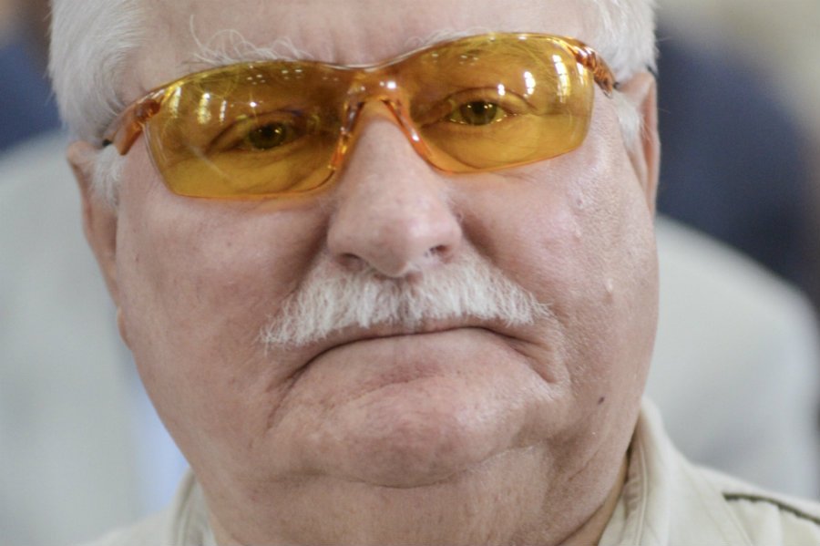 Wałęsa wrzucił na Facebooka zdjęcia z samolotu, którym leciał z Andrzejem Dudą na pogrzeb George'a Busha.