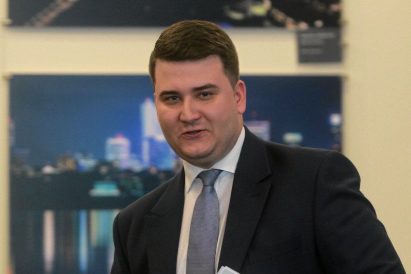 Bartłomiej Misiewicz zniknął z polityki. Jak wynika z doniesień "Super Expressu", były rzecznik Antoniego Macierewicza poukładał sobie życie.
