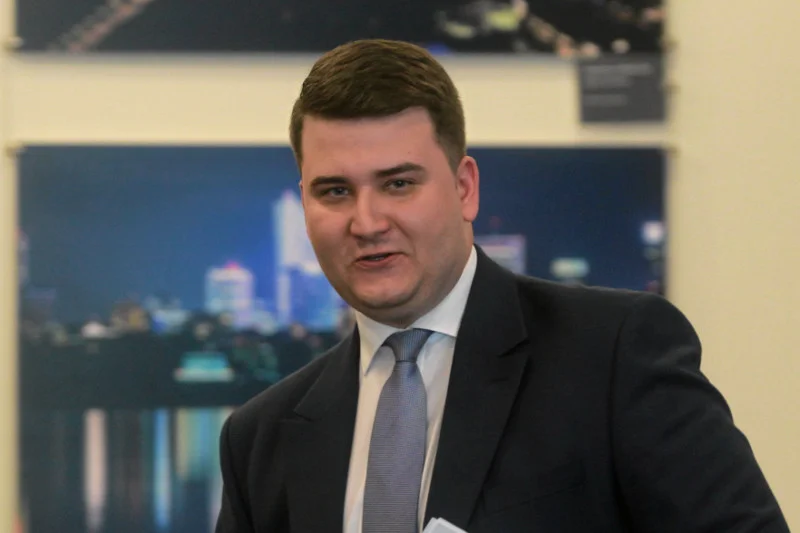 Bartłomiej Misiewicz zniknął z polityki. Jak wynika z doniesień "Super Expressu", były rzecznik Antoniego Macierewicza poukładał sobie życie.