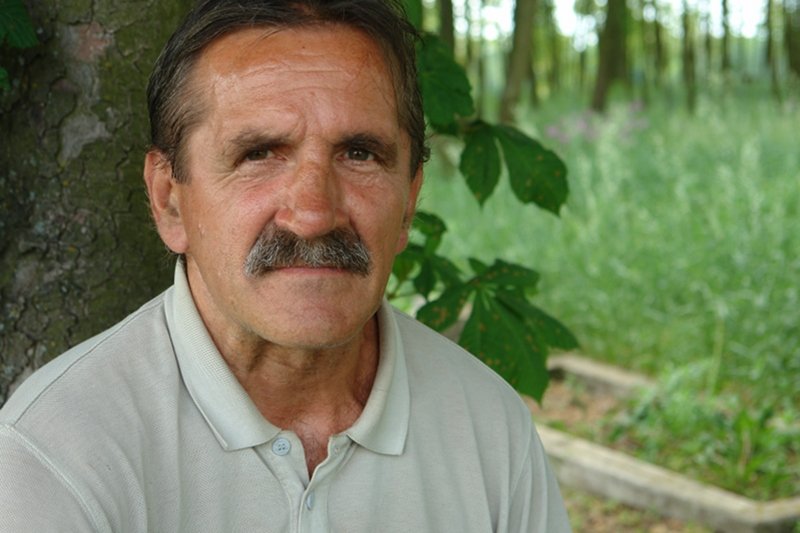 Niby prosta historia. Andrzej Korościel uporządkował poniemiecki cmentarz. Zajęło mu to 10 lat, bo jest niepełnosprawny. W tej prostej historii kryje coś więcej.