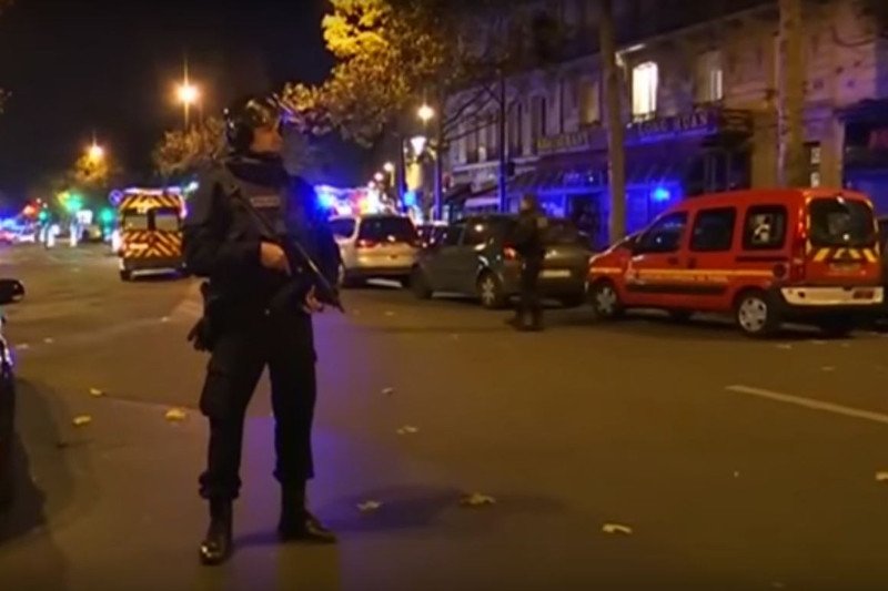 Policjanci pilnujący ulic Paryża.