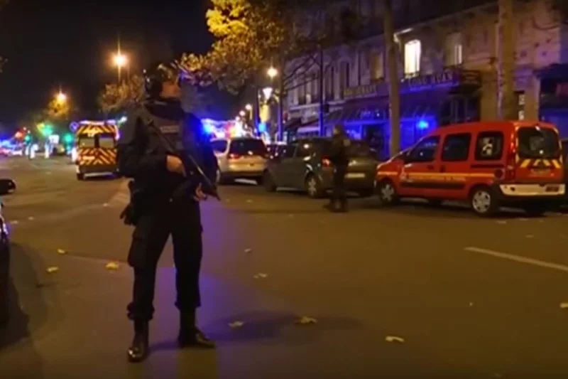 Policjanci pilnujący ulic Paryża.