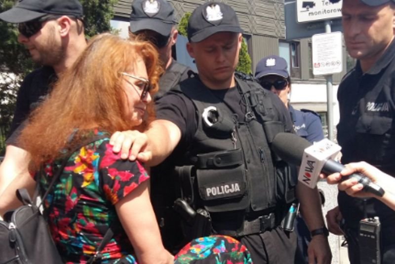 Dziennikarka "Polityki" Ewa Siedlecka protestowała w środę przeciwko niewpuszczaniu do parlamentu osób bez stałych przepustek.