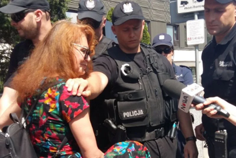 Dziennikarka "Polityki" Ewa Siedlecka protestowała w środę przeciwko niewpuszczaniu do parlamentu osób bez stałych przepustek.