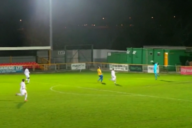 Bramka padła przy sporym udziale wiatru, który zmienił tor lotu piłki.