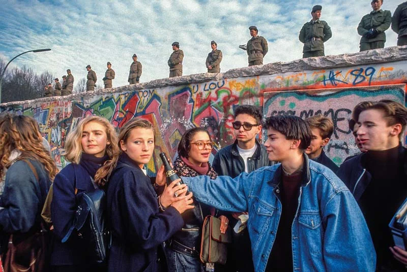 Młodzi mieszkańcy Berlina pod murem