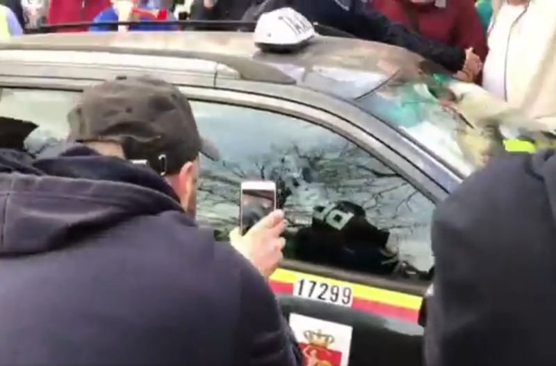 Protest taksówkarzy w Warszawie. Zaatakowano taksówkarza, który nie brał udziału w demonstracji.