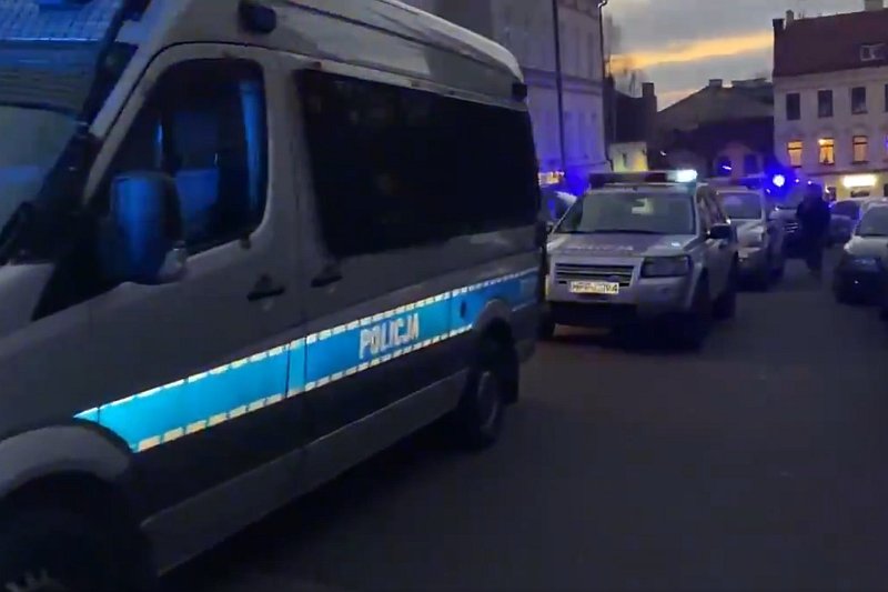 Tak licznie policja pojawiła się w restauracji "U Trzech Braci" w Cieszynie. Tak licznie policja pojawiła się w restauracji U Trzech Braci w Cieszynie.