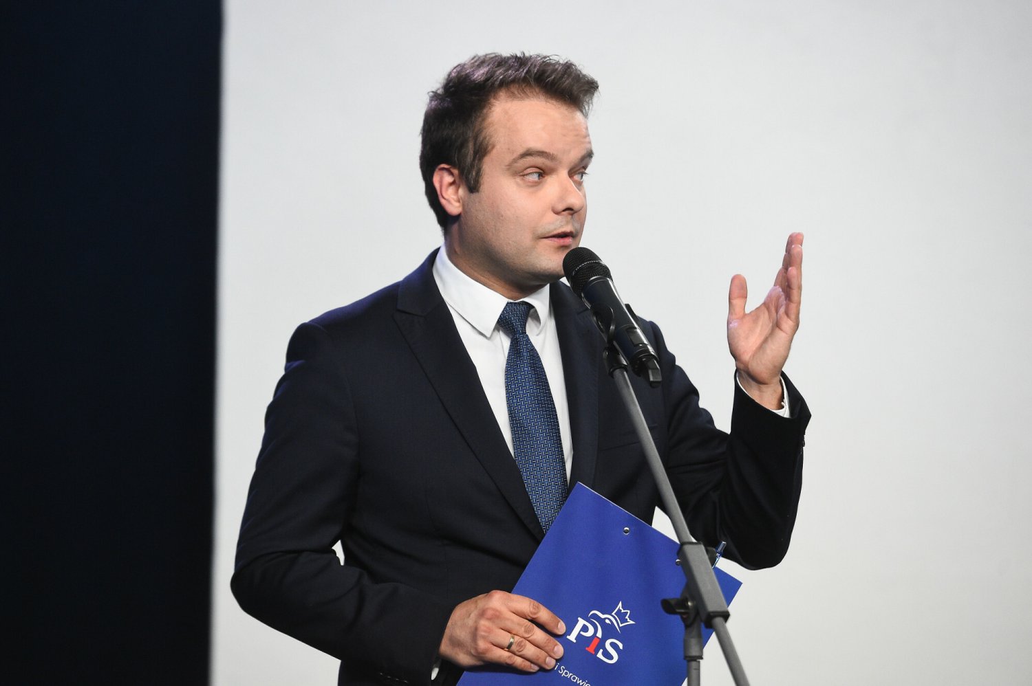 Rafał Bochenek spiął się z dziennikarką TVN24. Poszło o miecz dla Rydzyka