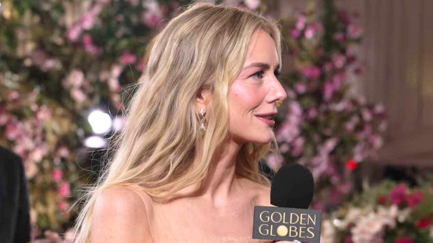 Justine Lupe w prześwitującej sukni na Złotych Globach. Hejterzy robią się nudni Justine Lupe w prześwitującej sukni na Złotych Globach. Hejterzy robią się nudni