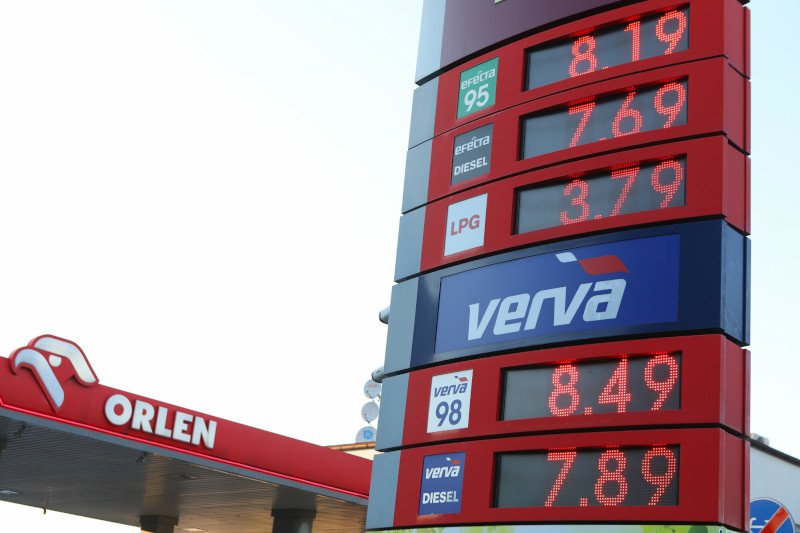 Ile będziemy płacić za benzynę? Nastroje wśród Polaków nie są optymistyczne [SONDAŻ]