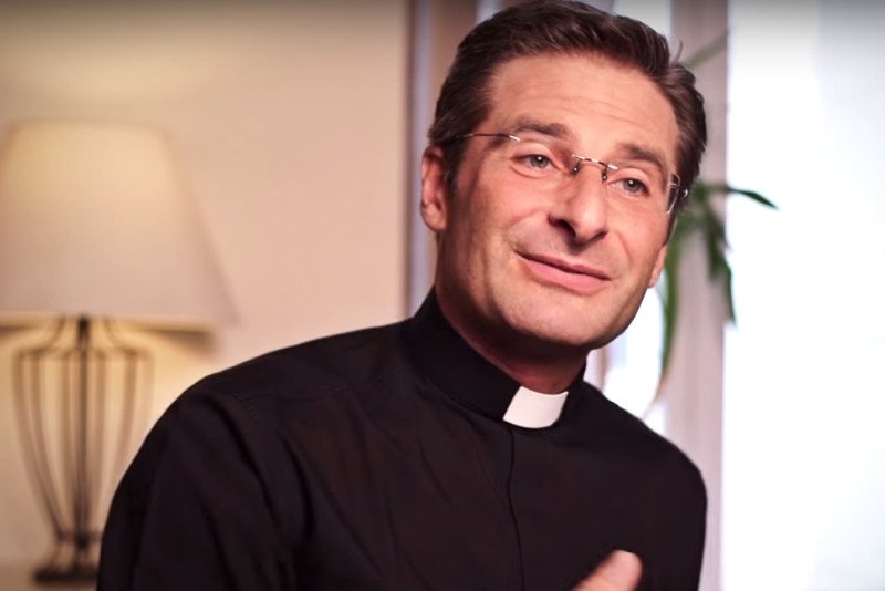 ksiądz Charamsa - bohater ruchów LGBT czy wręcz przeciwnie?