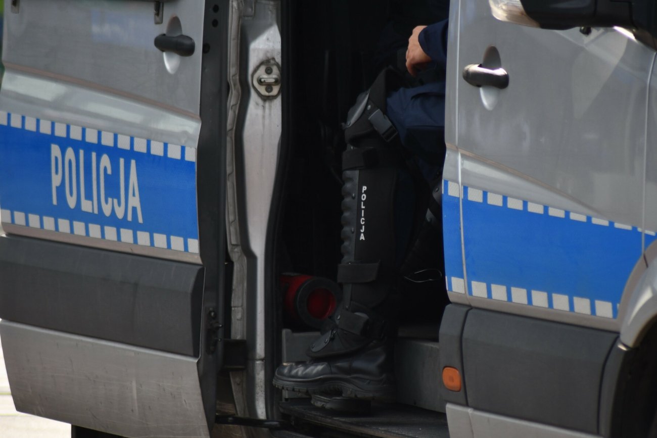 W jednym z poznańskich mieszkań znaleziono ciało 86-latki. Policja podejrzewa zabójstwo i poszukuje sprawcy.