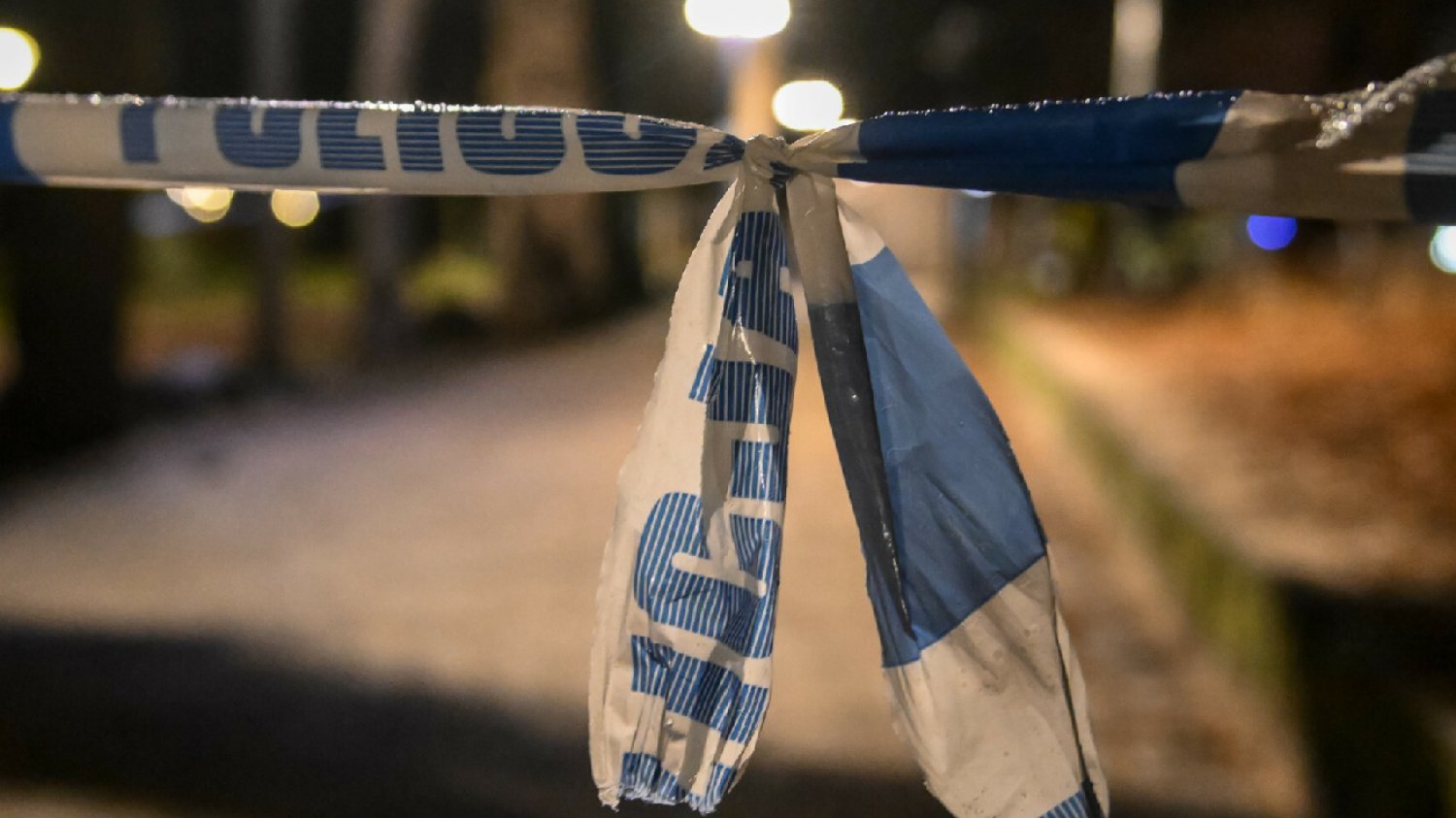 Tajemnicze zgony w Warszawie. Zwłoki leżały przy komisariacie.