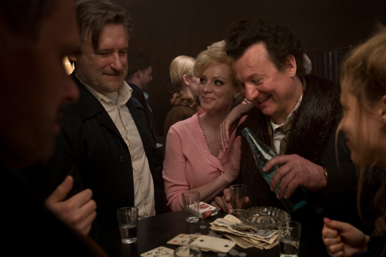 "Ukryta gra" to zimnowojenny thriller szpiegowski z Billem Pullmanem, Robertem Więckiewiczem i... Pałacem Kultury w rolach głównych