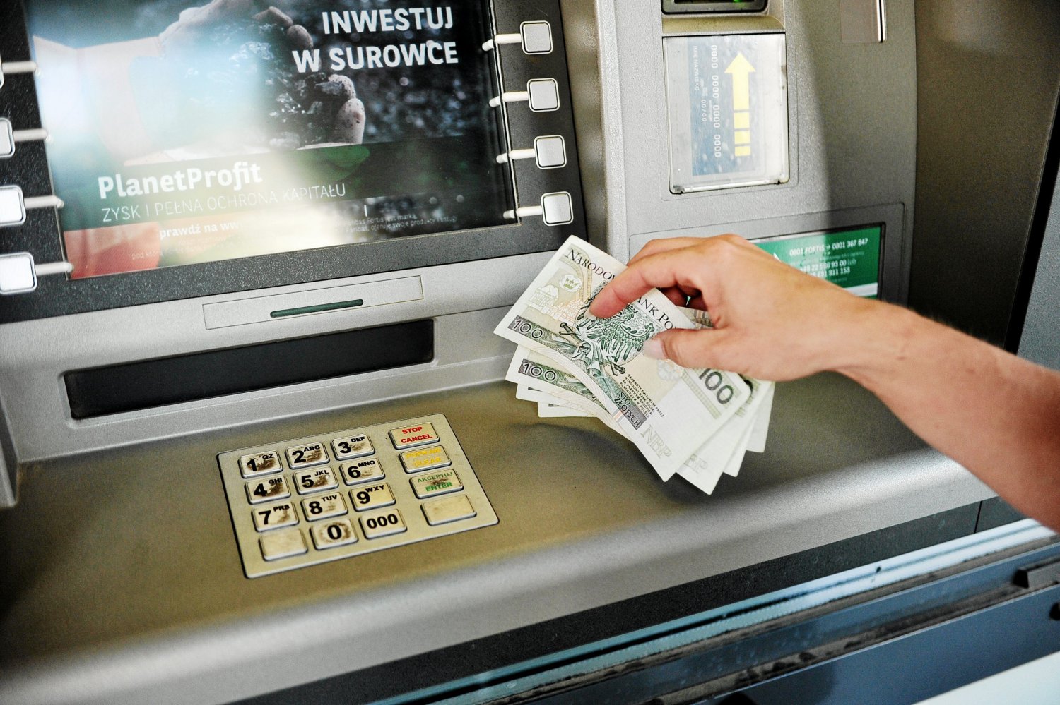 Tyle gotówki możesz wyciągnąć z bankomatu. Dzienne limity ma każdy bank