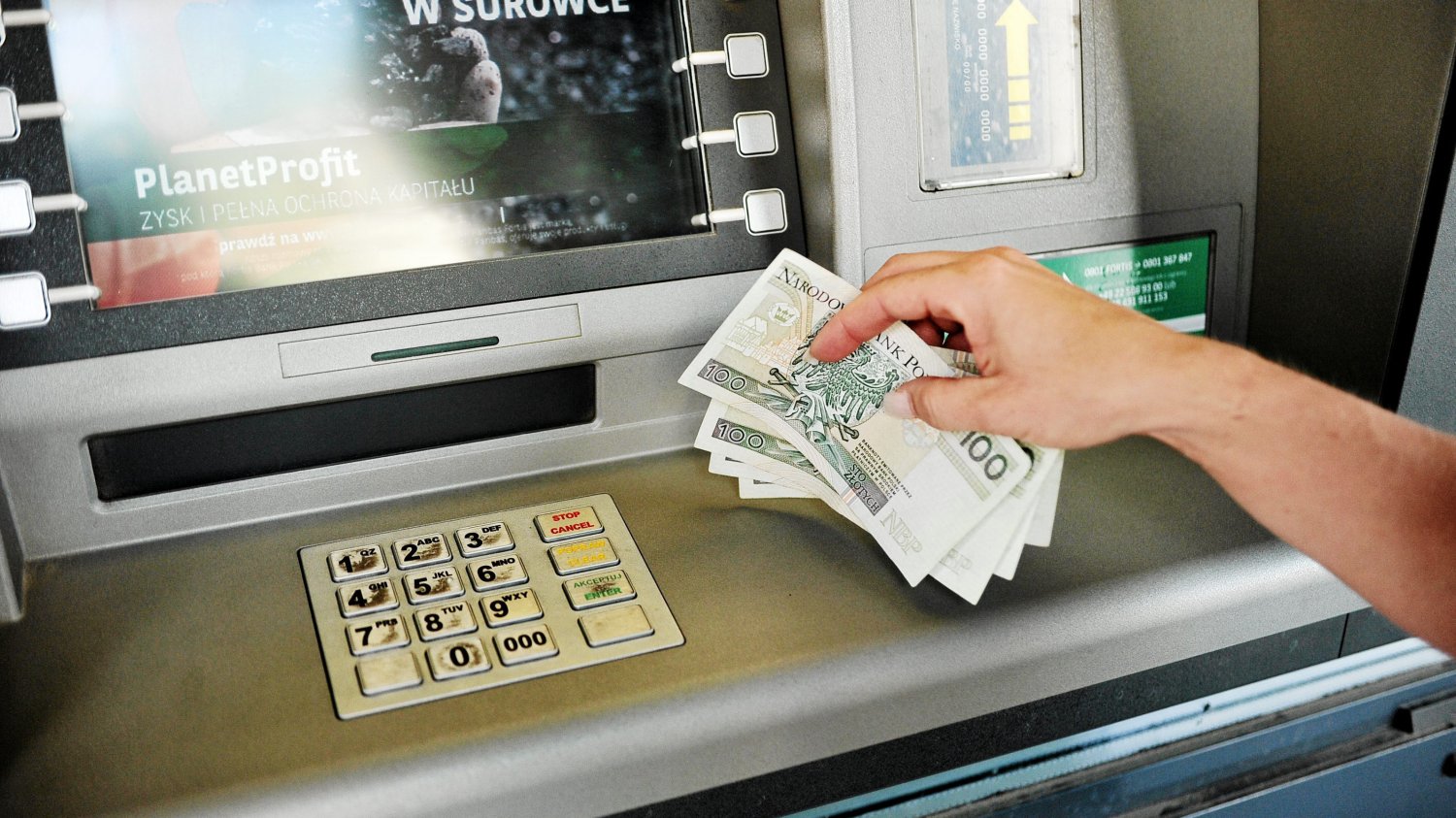 Ile maksymalnie można wypłacić gotówki z bankomatu? Lista limitów we wrześniu 2025 w różnych bankach Dzienny limit wypłaty z bankomatu w 2025 r. Ile wynosi w każdym banku?