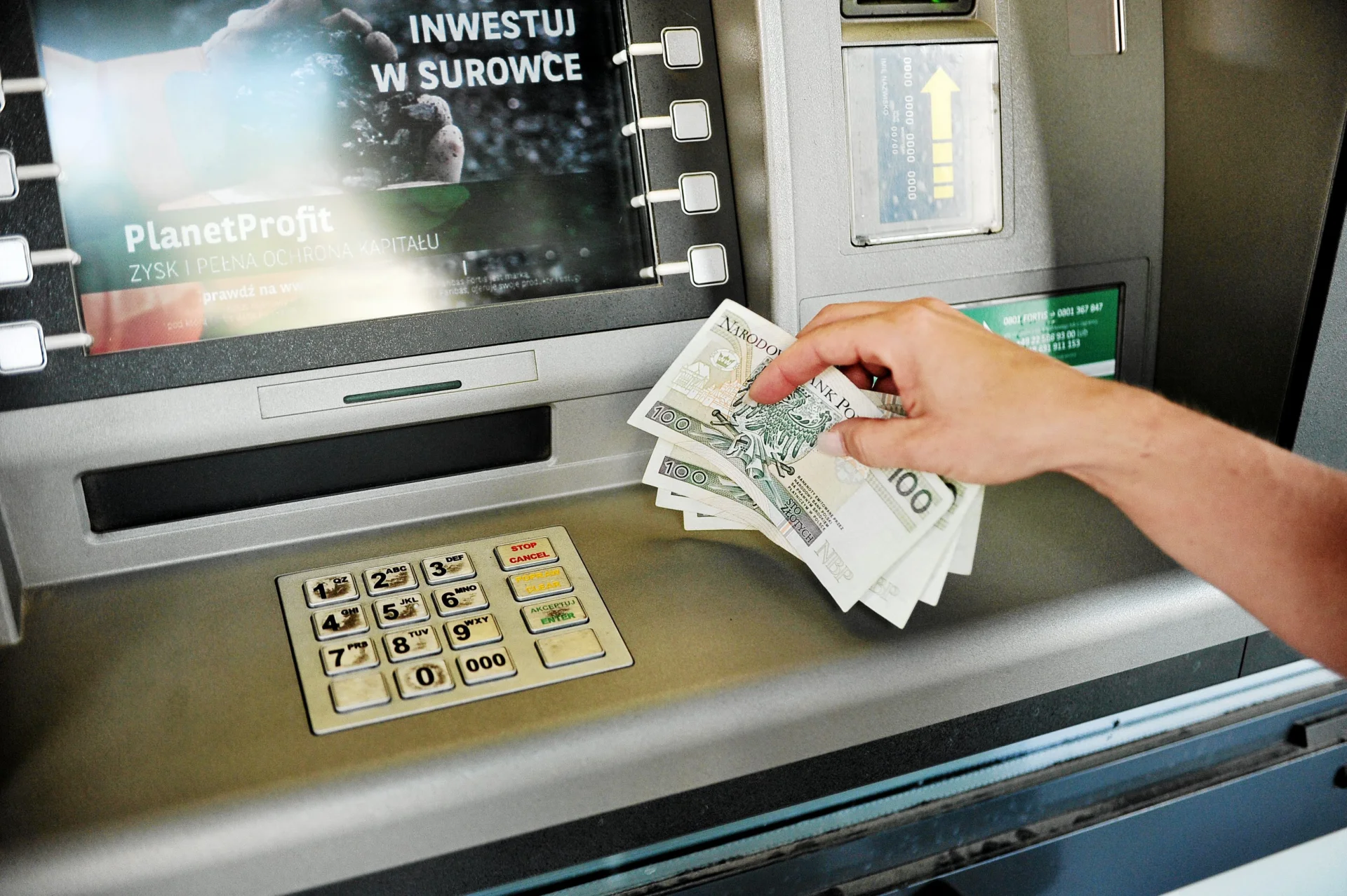 Ile maksymalnie można wypłacić gotówki z bankomatu? Lista limitów we wrześniu 2025 w różnych bankach Dzienny limit wypłaty z bankomatu w 2025 r. Ile wynosi w każdym banku?