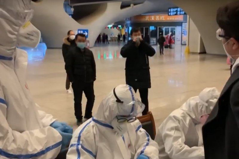 Kobieta sprzedawała krewetki na rynku w Wuhan.