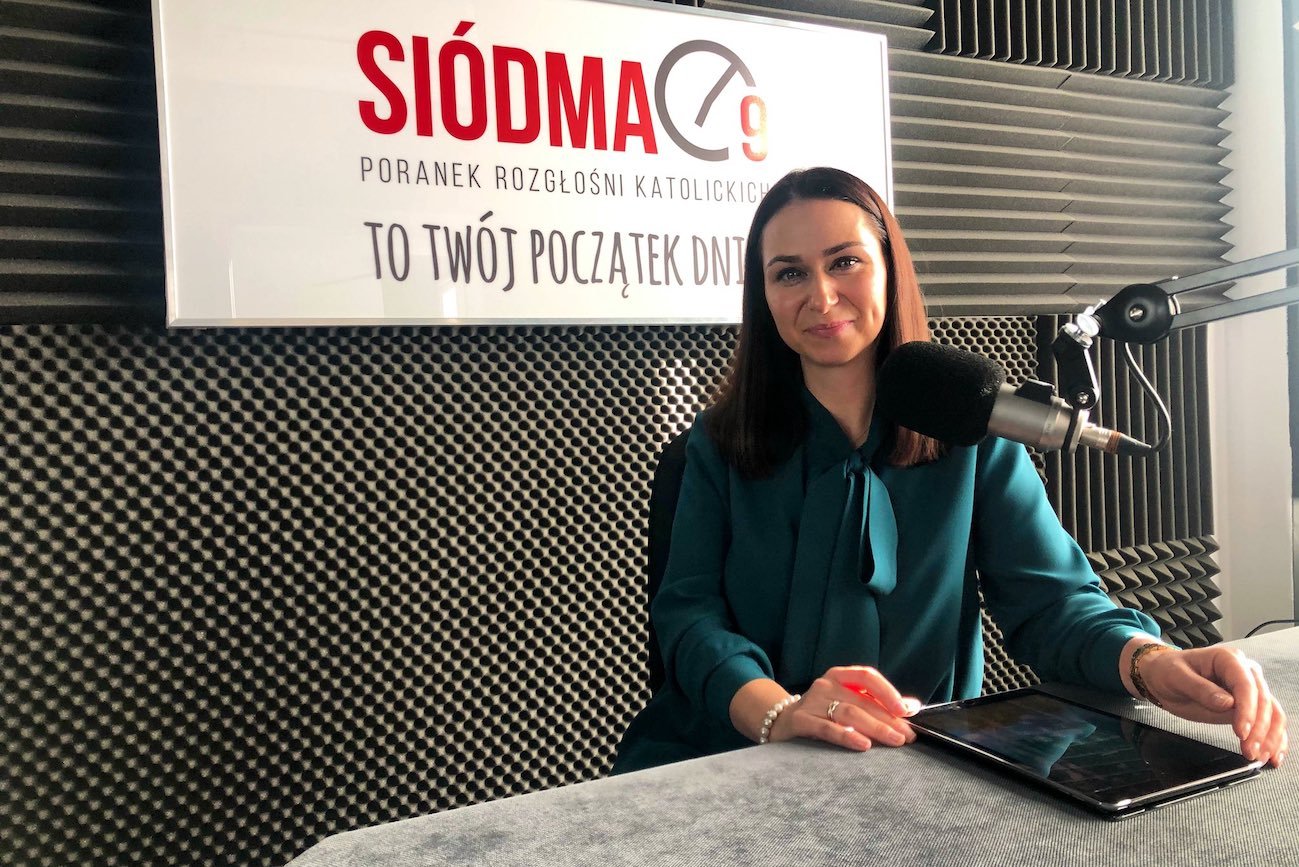 Magdalena Szefernaker, żona ministra w rządzie PiS, w siedzibie radia wyznaniowego.