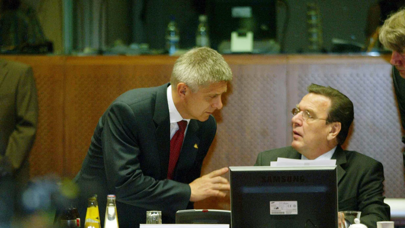 Bruksela, 2005 rok. Marek Belka i ówczesny kanclerz Niemiec Gerhard Schröder podczas szczytu Rady Europejskiej.