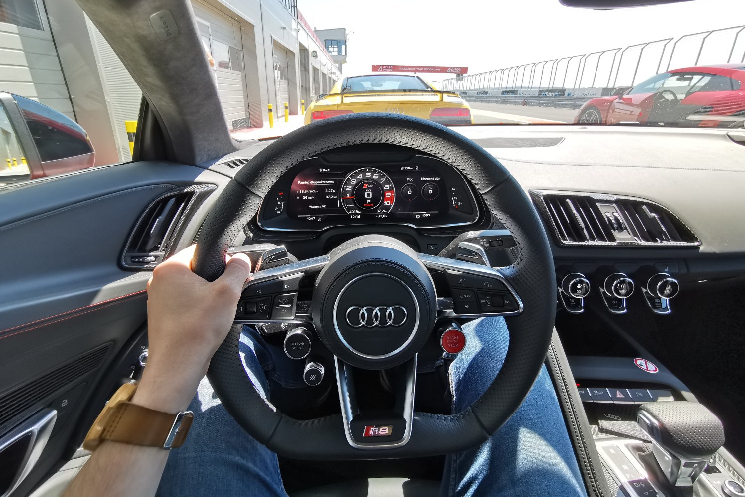 Audi R8 to auto, które dopiero na torze pokazuje, co naprawdę potrafi.