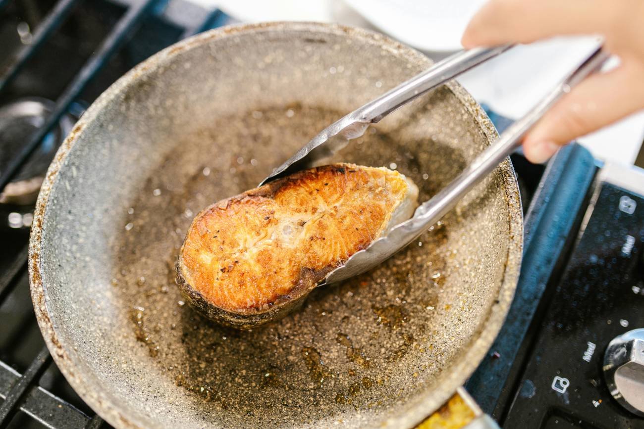 Jak smażyć rybę, by mieszkanie nie cuchnęło? Mamy na to sposób