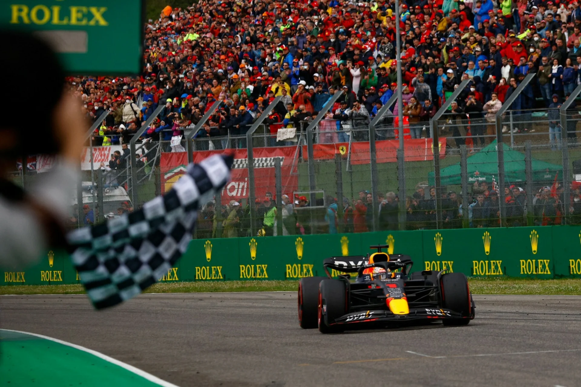 Max Verstappen wygrał pierwszy wyścig w sezonie 2022, na torze Imola mistrz świata nie miał sobie równych.